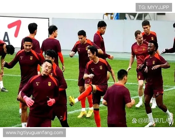 国足备战亚洲杯全力冲刺 新阵容亮相引发球迷热议